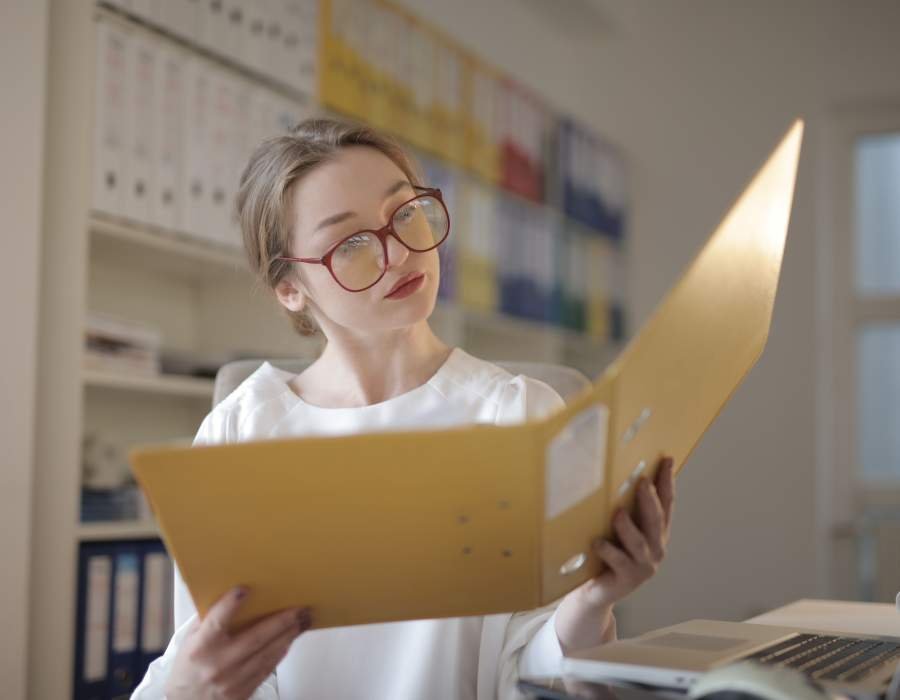 Un conseiller conformité examine un dossier de réclamation