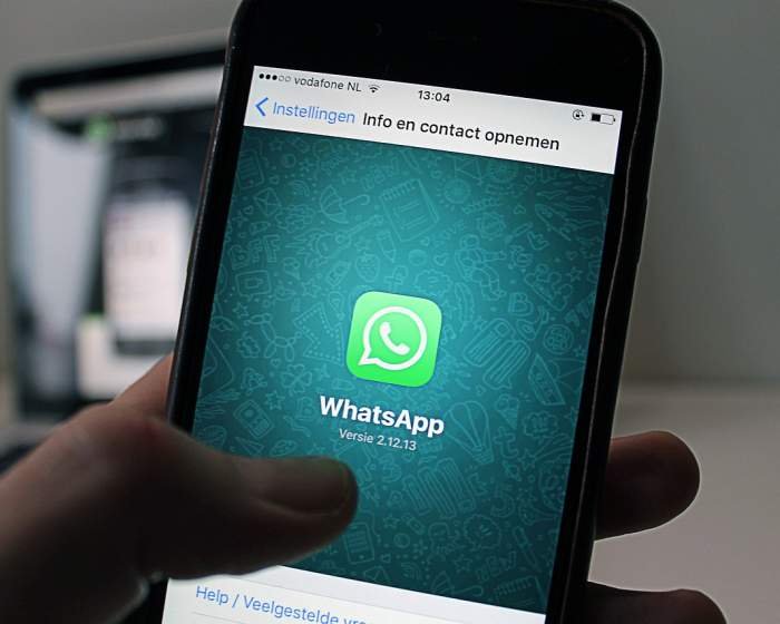 Personne examinant un message suspect sur son téléphone