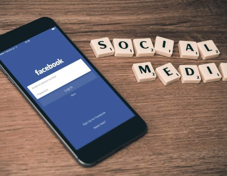 Personne consultant son application bancaire en toute sécurité